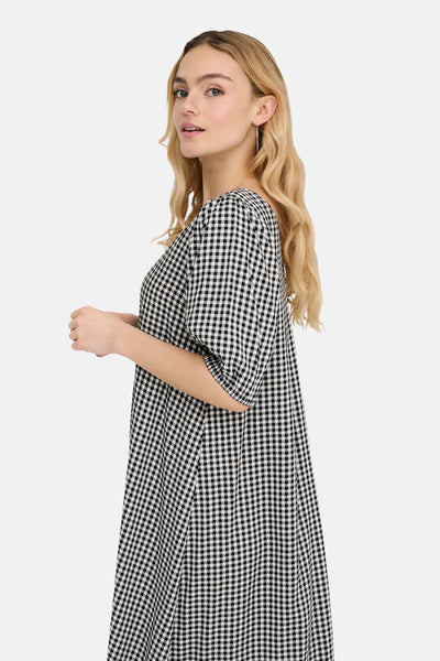 Robe multicolore de JDY avec motif vichy noir et blanc.