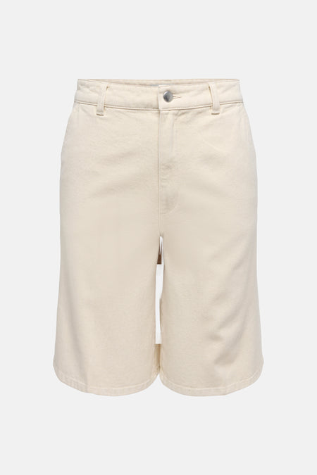 Short écru en coton de JDY, avec bouton argenté, passants de ceinture et ourlet incurvé.