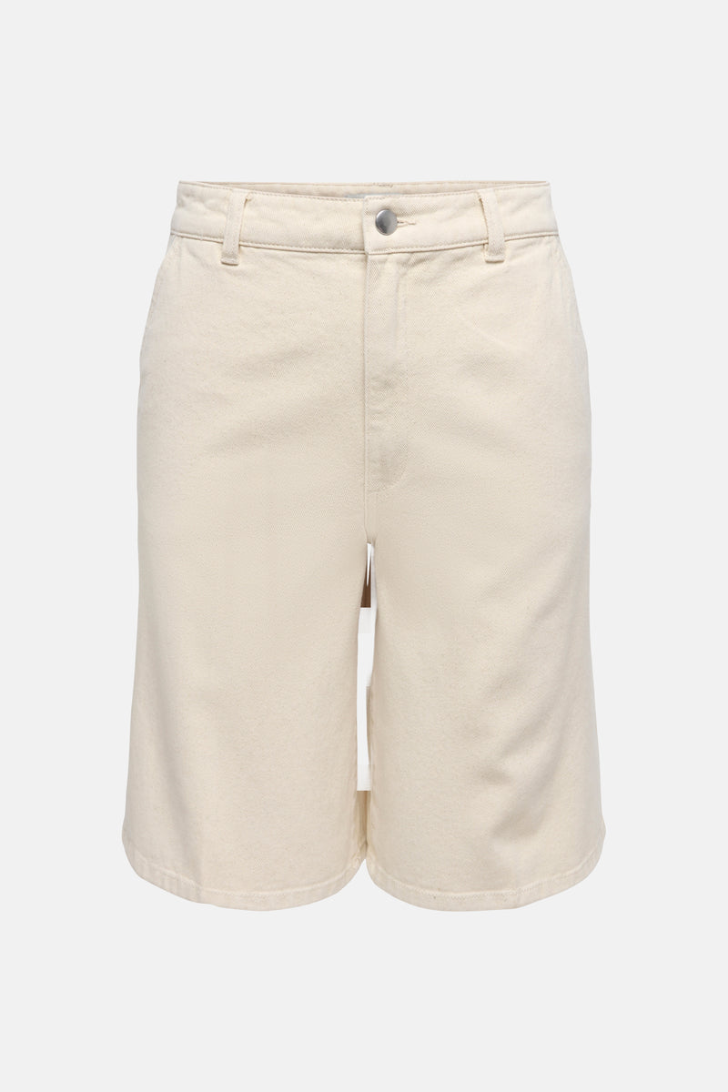Short écru en coton de JDY, avec bouton argenté, passants de ceinture et ourlet incurvé.