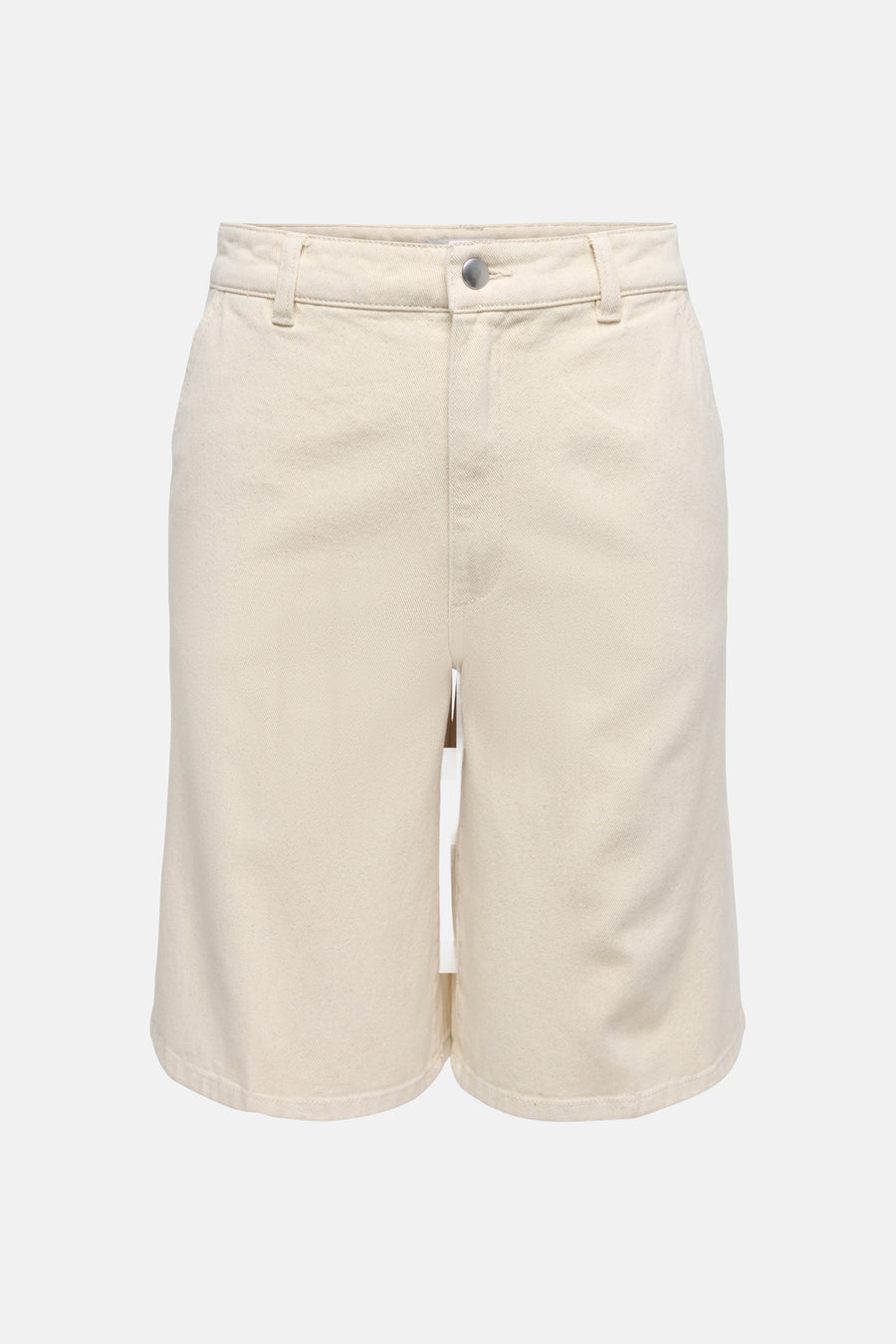Korte ecru katoenen short van JDY, met zilveren knoop, riemlussen en een gebogen zoom.