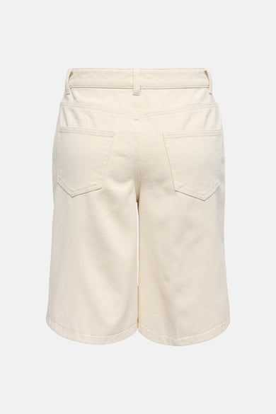 Short écru en toile de JDY, vue de dos avec poches plaquées et passants de ceinture.