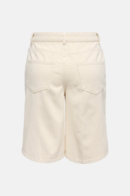 Short écru en toile de JDY, vue de dos avec poches plaquées et passants de ceinture.