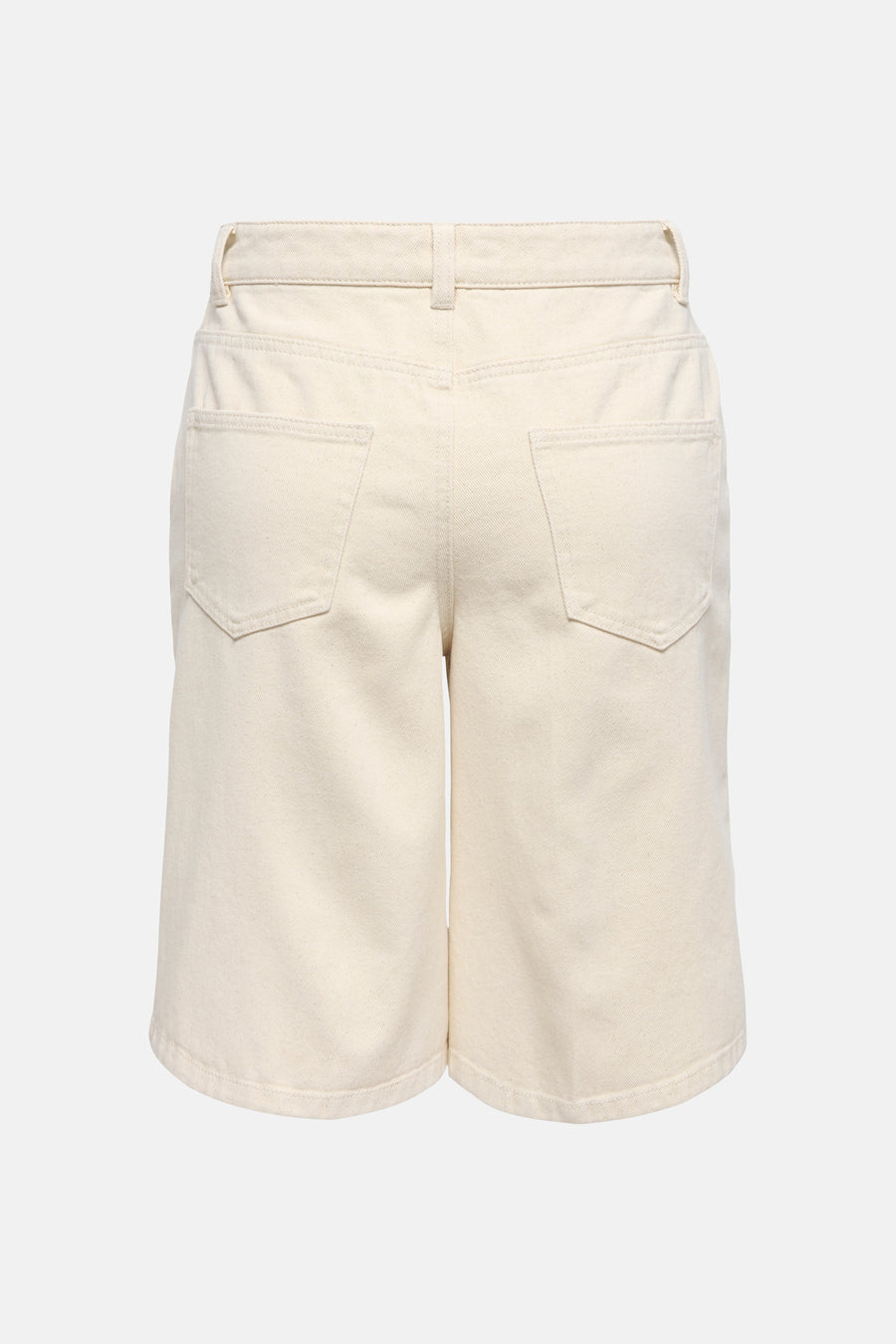 Kort ecru canvas short van JDY, achterkant met opgestikte zakken en riemlussen.