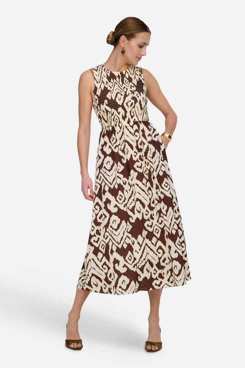 Multikleurige jurk van JDY, met bruin en crèmekleurig ikat-patroon, midi-lengte en zijzakken.