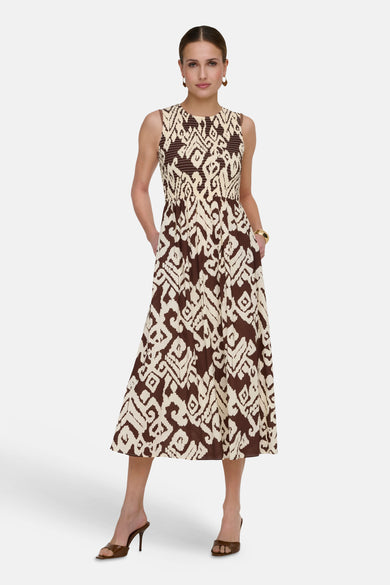 Robe multicolore de JDY, avec motif ikat marron et crème, longueur midi et poches latérales.