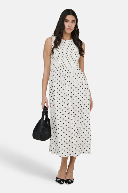Robe blanche à pois noirs de JDY, avec sac noir et chaussures à pois assorties.