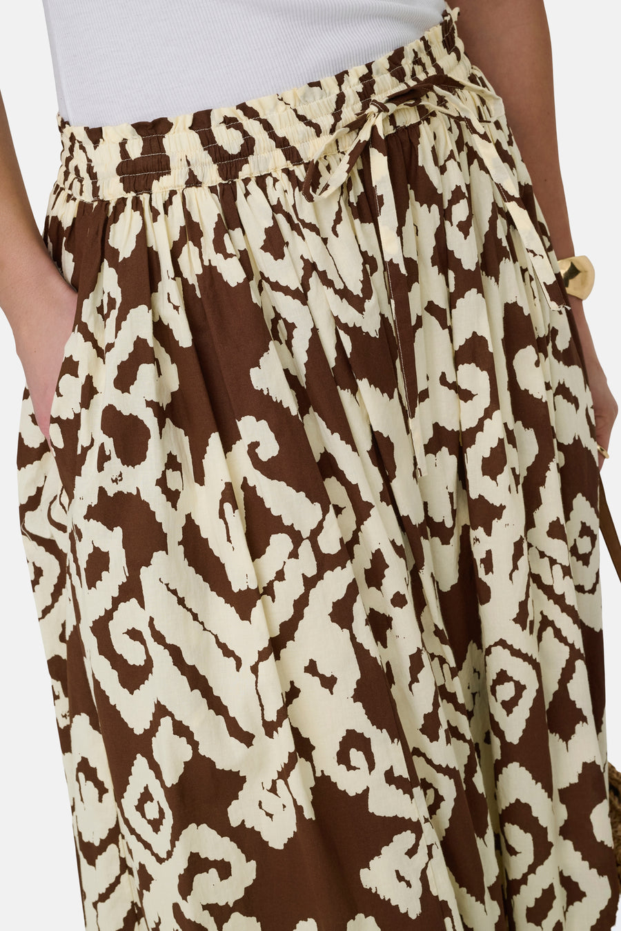 Lange veelkleurig rok van JDY, met bruin en beige abstract patroon, met trekkoord in de taille en zak.