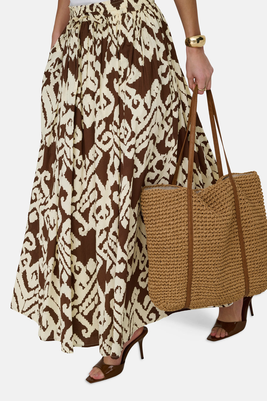 Lange meerkleurige rok van JDY, met een originele bruin-beige print en een geplooide textuur.
