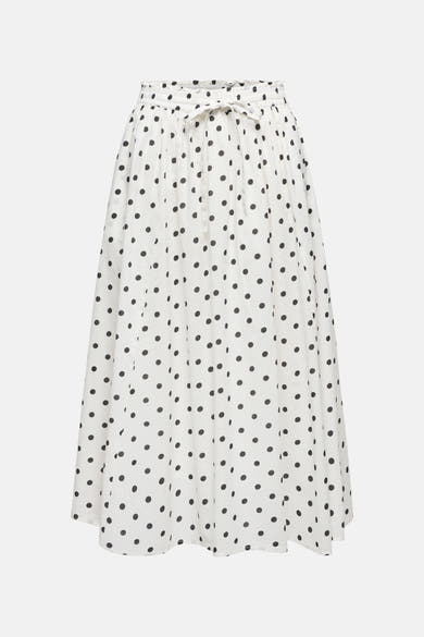 Jupe longue blanche de JDY, à pois noirs, avec une ceinture à nouer.
