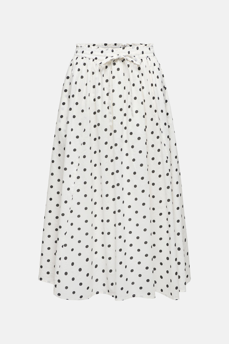 Jupe longue blanche de JDY, à pois noirs, avec une ceinture à nouer.
