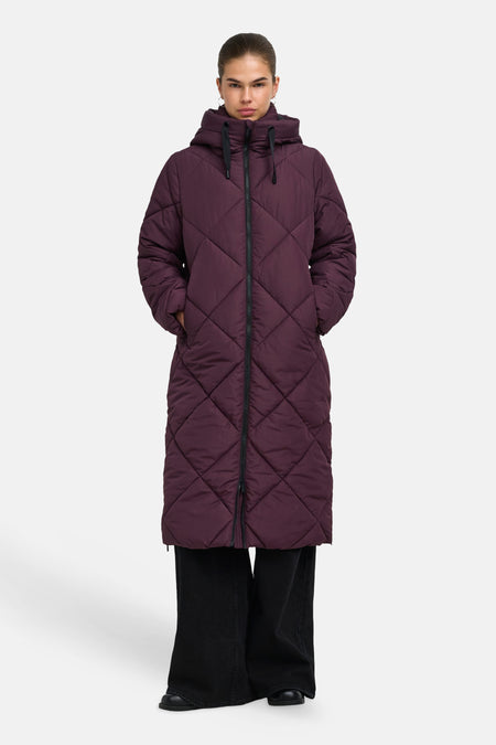 Veste longue bordeaux matelassée à capuche par ONLY®, zip central, poches latérales, vue frontale sur modèle en jeans larges et bottines noires