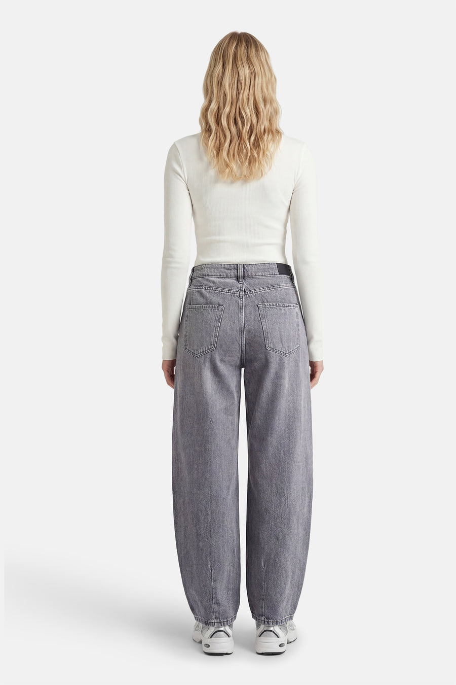 Jean en denim gris moyen de JDY, coupe ample, avec t-shirt blanc à manches longues.
