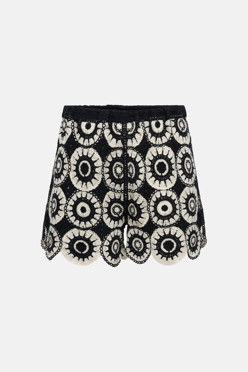 Short noir et blanc cassé en crochet de ONLY® avec motif à rosaces et bordure festonnée.