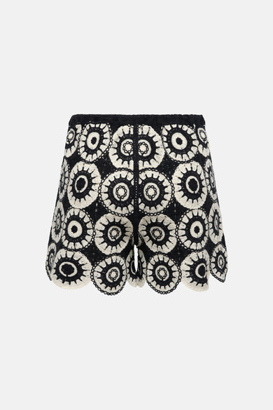 Short en crochet multicolore de ONLY®, avec motifs circulaires noirs et écrus et ourlet festonné.