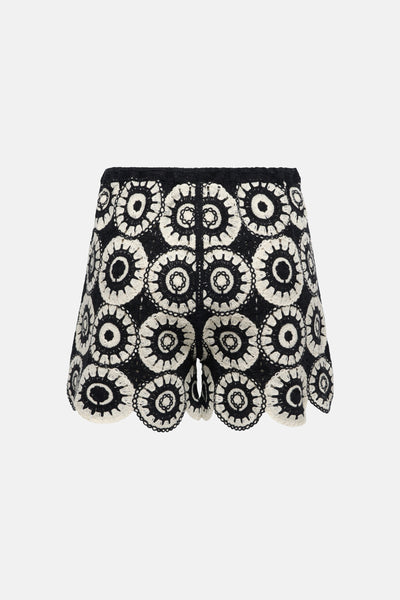 Short en crochet multicolore de ONLY®, avec motifs circulaires noirs et écrus et ourlet festonné.