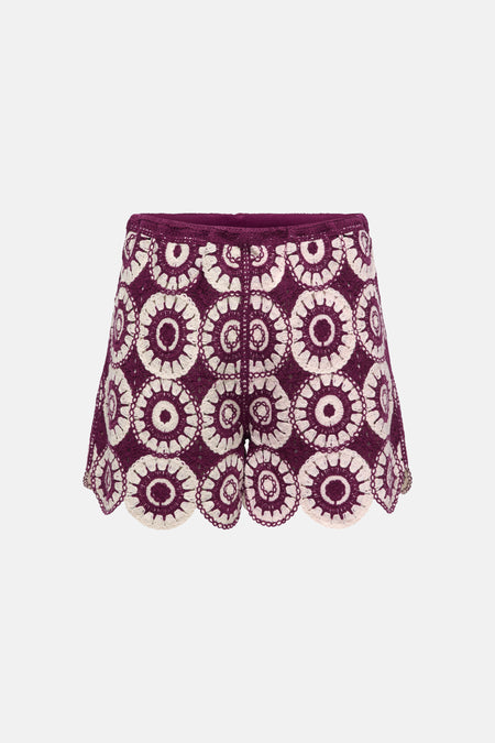 Short en crochet violet et écru de ONLY® à motifs circulaires et ourlet festonné, vue de face.