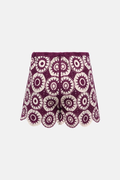 Short bicolore prune et écru de ONLY® en crochet à motifs floraux et ourlet festonné.