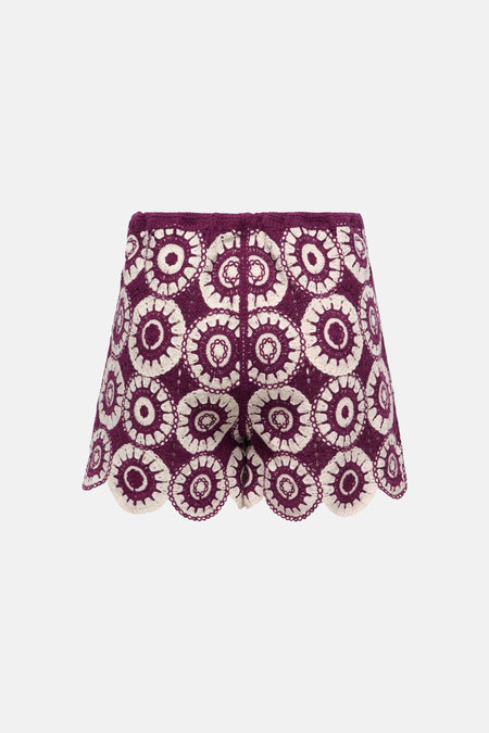 Short bicolore prune et écru de ONLY® en crochet à motifs floraux et ourlet festonné.