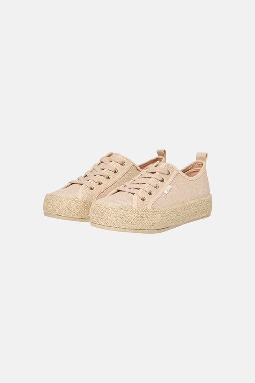 Gouden sneakers van ONLY® met gevlochten jute sleehak, veters en metalen details.