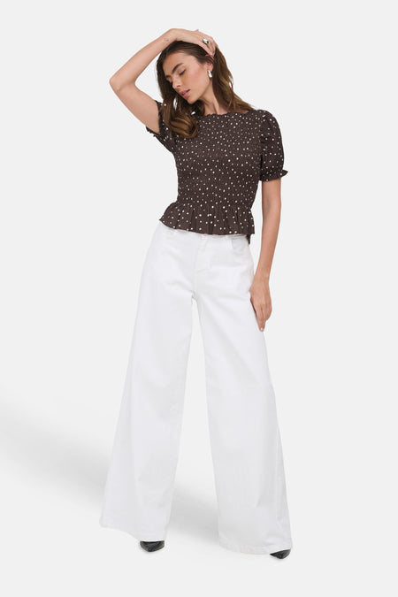 T-shirt brun à pois, de ONLY®, avec smocks et manches courtes volantées.