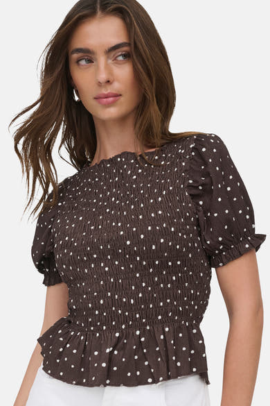 Bruin T-shirt met korte mouwen van ONLY, met ruches en witte stippen op een bruine achtergrond.