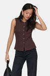 Bruin textiel gilet van ONLY, gedragen met een zwarte jeans en zwarte leren schoenen.