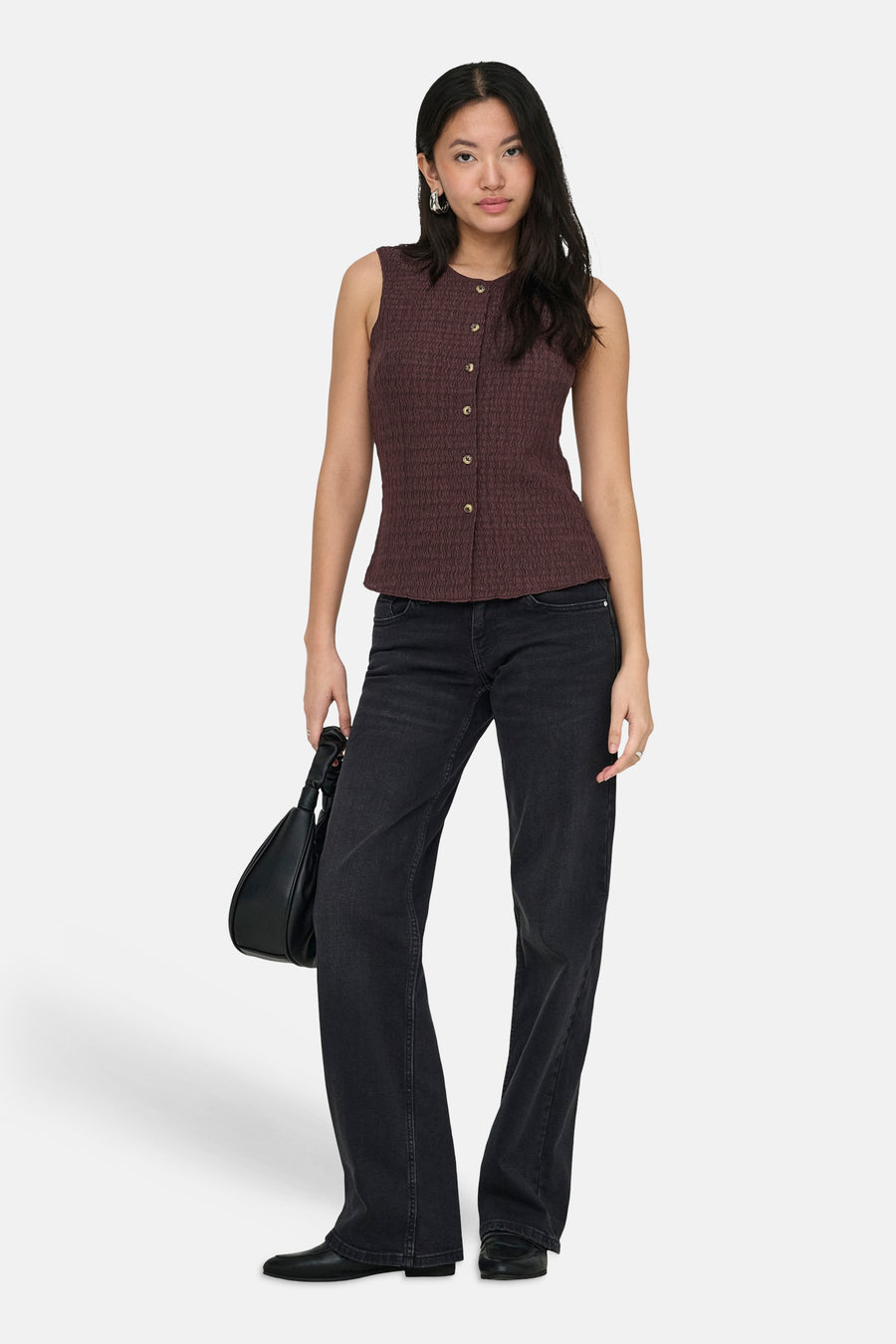 Gilet marron texturé de ONLY, porté avec un jean noir et des chaussures en cuir noir.