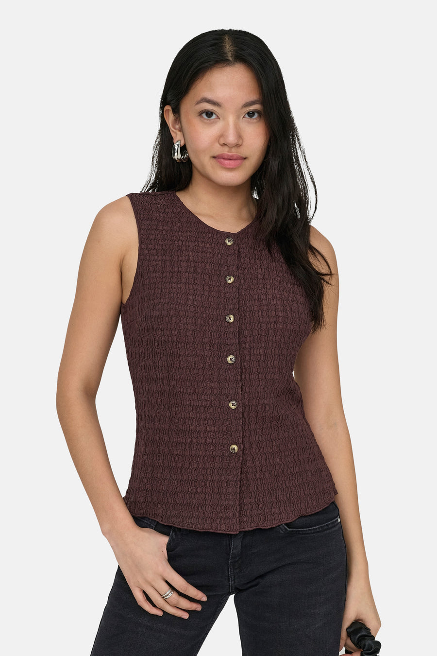 Bruin gilet van ONLY®, met een golvende textuur en een knoopsluiting aan de voorkant.