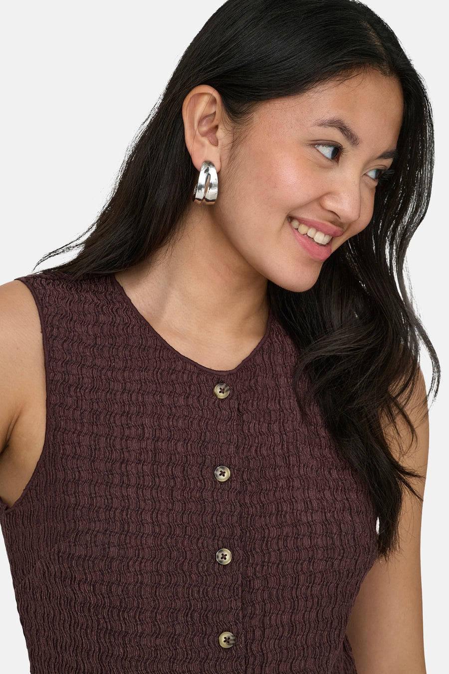 Bruin wafelgebreid vest van ONLY, versierd met decoratieve knopen.