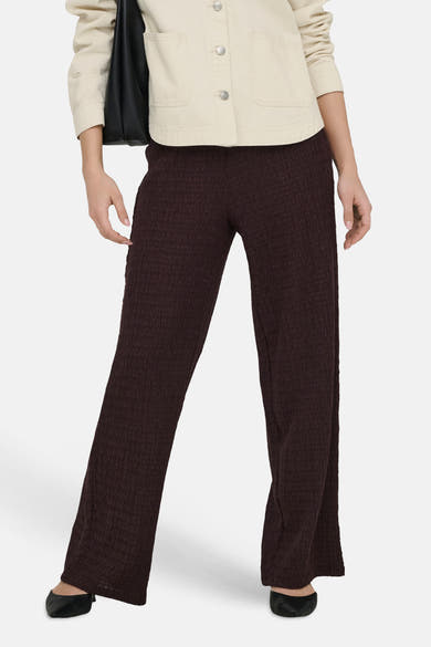 Pantalon brun texturé de ONLY, porté avec une veste beige et un sac noir.