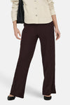 Pantalon brun texturé de ONLY, porté avec une veste beige et un sac noir.