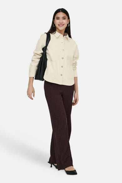 Pantalon brun texturé de ONLY, avec une coupe évasée et des chaussures noires à talons.