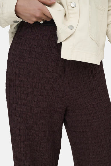 Pantalon brun à texture gaufrée de ONLY, porté avec une veste claire