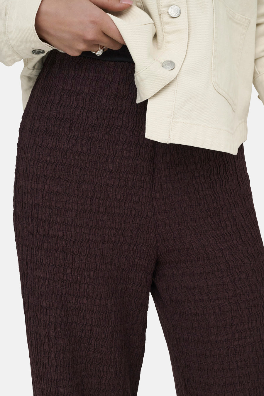 Pantalon brun à texture gaufrée de ONLY, porté avec une veste claire