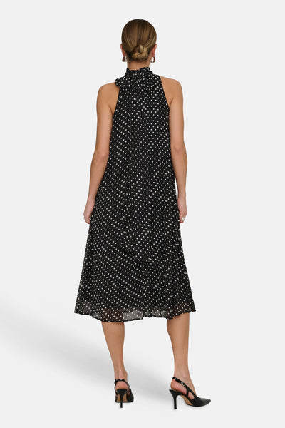 Robe noire de JDY à pois blancs, col montant à nouer, longueur midi plissée, vue de dos.