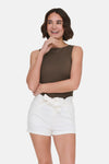 Bruin mouwloos topje van ONLY, gedragen met een witte high-waist short en platte schoenen.