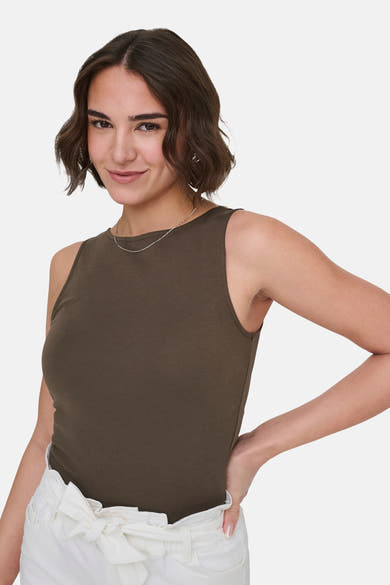 Bruin mouwloos topje van ONLY®, gedragen met een witte broek met strikdetail in de taille.