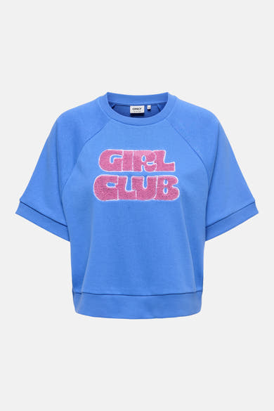 Blauwe trui met ronde hals van ONLY, versierd met de roze, pluizige tekst "GIRL CLUB" op de voorkant.