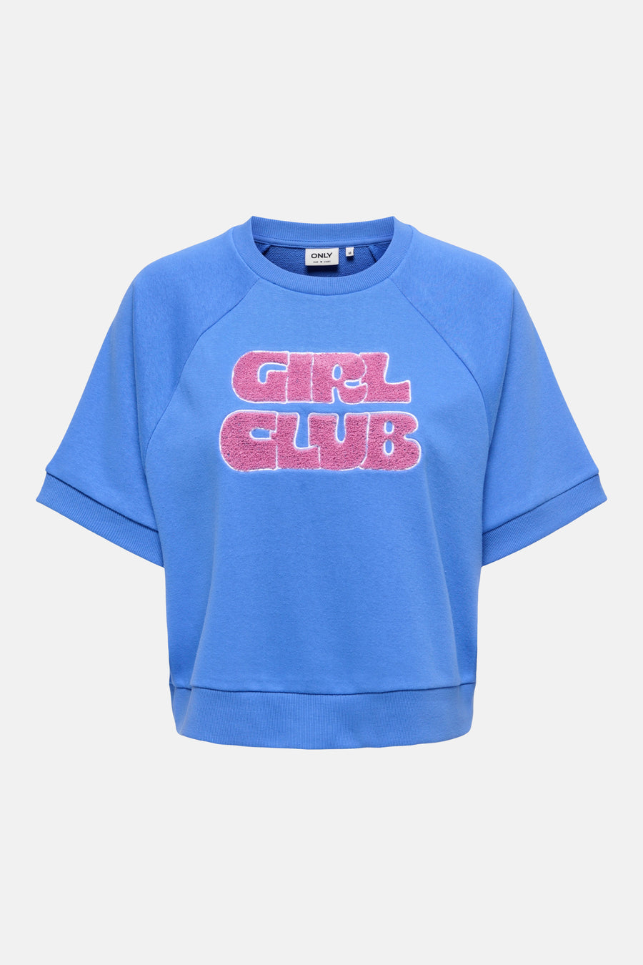 Blauwe trui met ronde hals van ONLY, versierd met de roze, pluizige tekst "GIRL CLUB" op de voorkant.