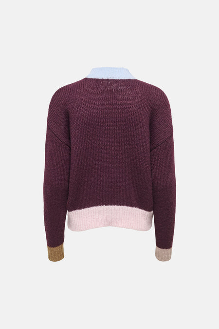 Pull col O multicolore ONLY®, vu de dos, avec corps bordeaux et bordures contrastantes.