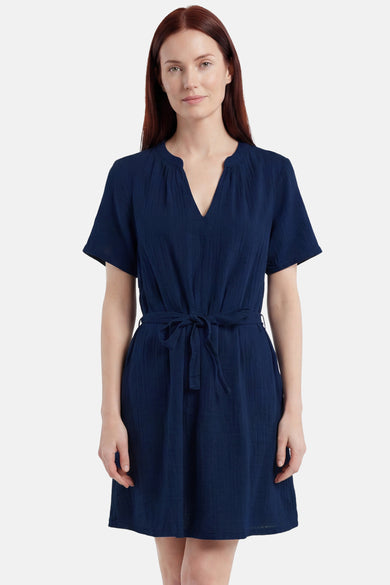 Robe bleu marine de ONLY® avec col en V, manches courtes et ceinture à nouer à la taille, en matière texturée.