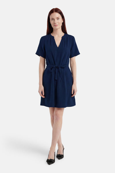 Robe courte bleue texturée de ONLY® avec col en V, manches courtes et ceinture à nouer.