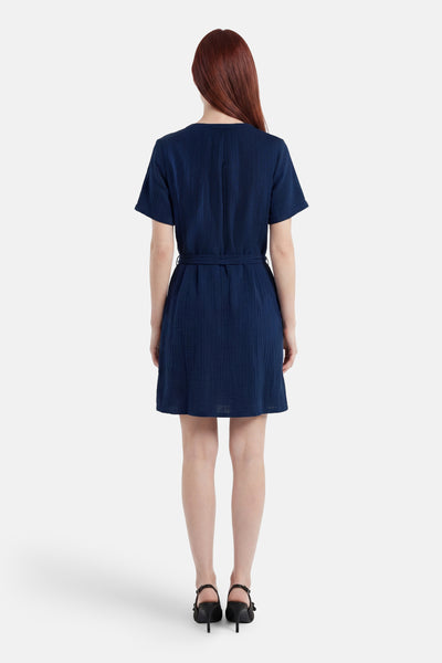 Robe bleue de ONLY® à manches courtes avec une ceinture, en tissu texturé, vue de dos.
