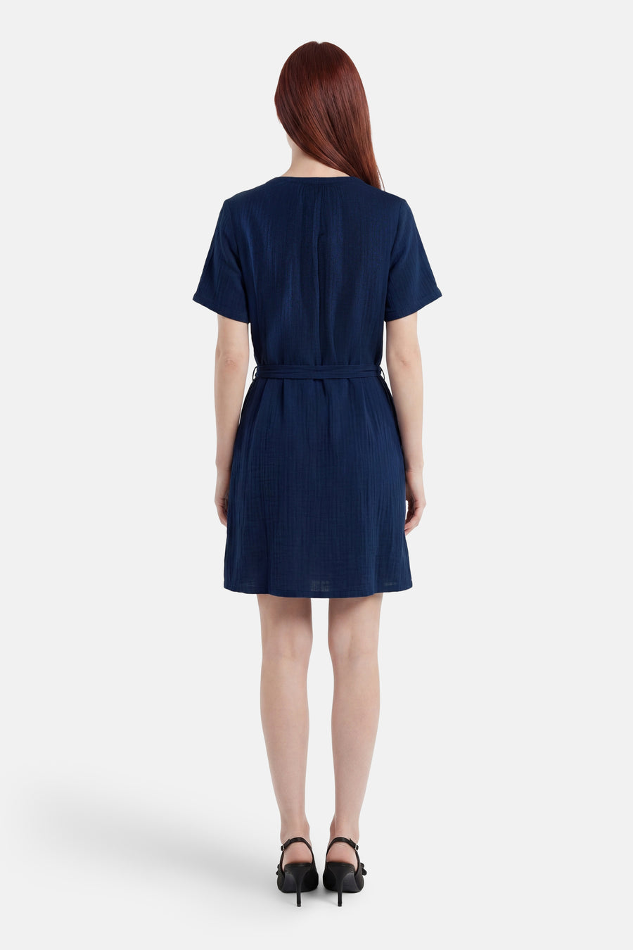 Robe bleue de ONLY® à manches courtes avec une ceinture, en tissu texturé, vue de dos.
