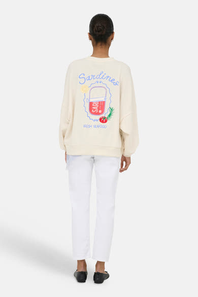 Beige ronde hals sweatshirt van ONLY® met een grote kleurrijke sardineblikprint en de tekst "Sardines" en "FRESH SEAFOOD" op de achterkant.
