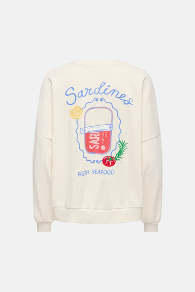 Beige trui van ONLY met ronde hals, rug met grafische print van een blikje sardines, citroen en groenten.