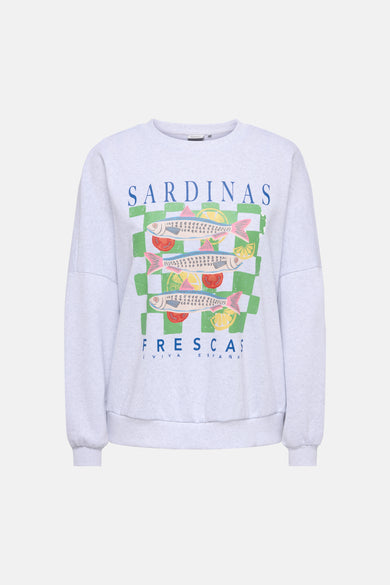 Sweatshirt gris chiné à col rond de ONLY® avec imprimé sardines, damier vert et texte 'SARDINAS FRESCAS ¡VIVA ESPAÑA!'.