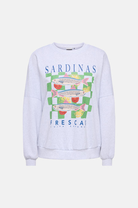 Sweatshirt gris chiné à col rond de ONLY® avec imprimé sardines, damier vert et texte 'SARDINAS FRESCAS ¡VIVA ESPAÑA!'.