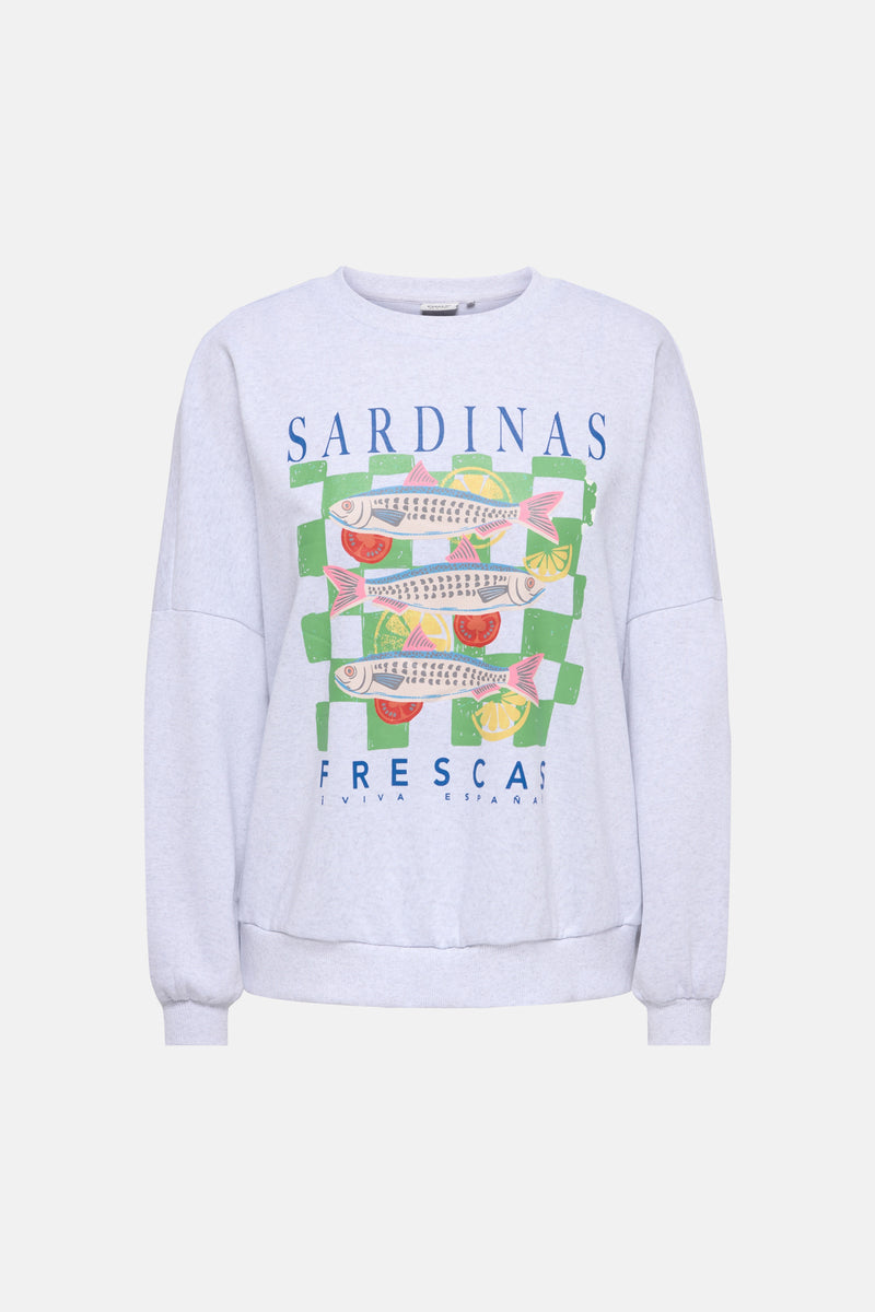 Sweatshirt gris chiné à col rond de ONLY® avec imprimé sardines, damier vert et texte 'SARDINAS FRESCAS ¡VIVA ESPAÑA!'.