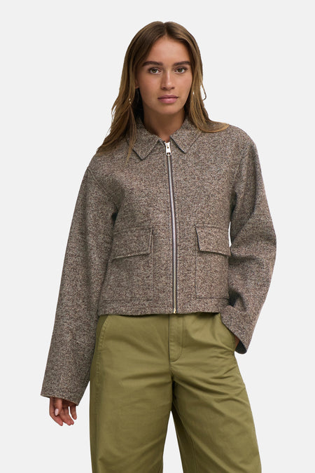 Veste courte brune JDY à col chemise, fermeture zippée et poches plaquées, portée avec un pantalon kaki.